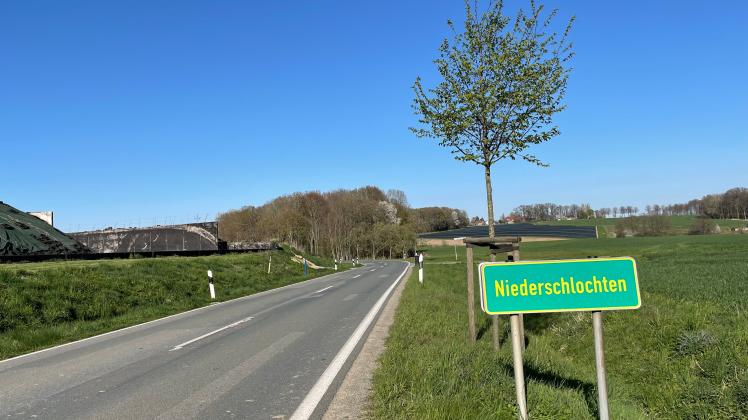 Diese grüne Ortshinweistafel in Wellingholzhausen soll auf die Bauerschaft Niederschlochtern hinweisen. Hier wurde jedoch ein Buchstabe vergessen. 