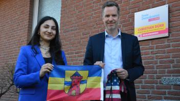 FDP-Fraktionschef Christian Dürr überreicht der Stipendiatin Şeniz Tiryaki eine Delmenhorst Flagge als Andenken für ihre USA-Reise.