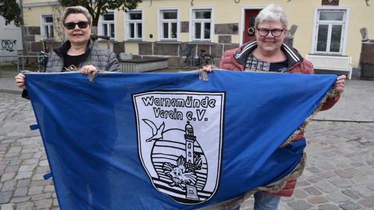 Halten die Fahnen hoch für den Warnemünde-Verein und die nächste Veranstaltung namens Warnemünder Landgang: Astrid Voß (l.) und Ingeborg Regenthal vom Warneünde-Verein. 