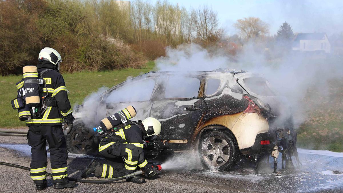 Ein Auto in Rostock geht nach dem Starten in Flammen auf SVZ