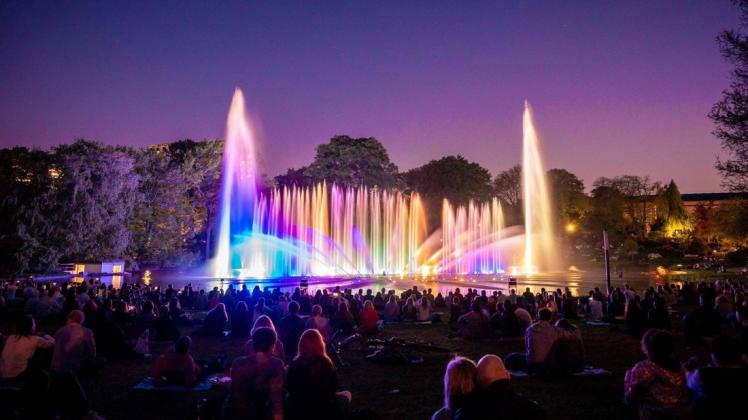 Mehr als ein Geheimtipp für Einheimische und Touristen: Die Wasserlichtkonzerte im Hamburger Park Planten un Blomen.