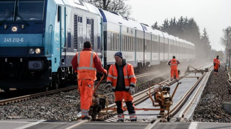 Am kommenden Sonntag beginnen wieder Gleisbauarbeiten auf der Marschbahnstrecke, zunächst in Steinburg und Dithmarschen. Pendler und Reisende in Nordfriesland sind vor allem im Herbst 2022 von erheblichen Einschränkungen betroffen.