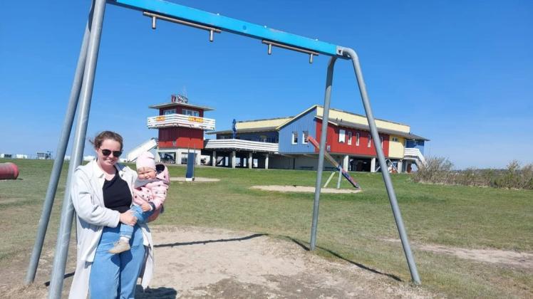 Keine Schaukel für Mama und Kind: Elisa Römer mit ihrer Tochter auf dem Spielplatz am Dockkoog.