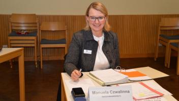 Manuela Czwalinna ist Gemeindewahlleiterin für die Landtagswahl in Glückstadt.
