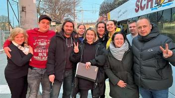 So geht humane Hilfe:  Vertreter des deutschen Helferkreises, ukraninische und russischen Übersetzer und Verantwortliche vom polnischen Orgateam sorgten bei der letzten Tour für Hilfe, die ankommt.
