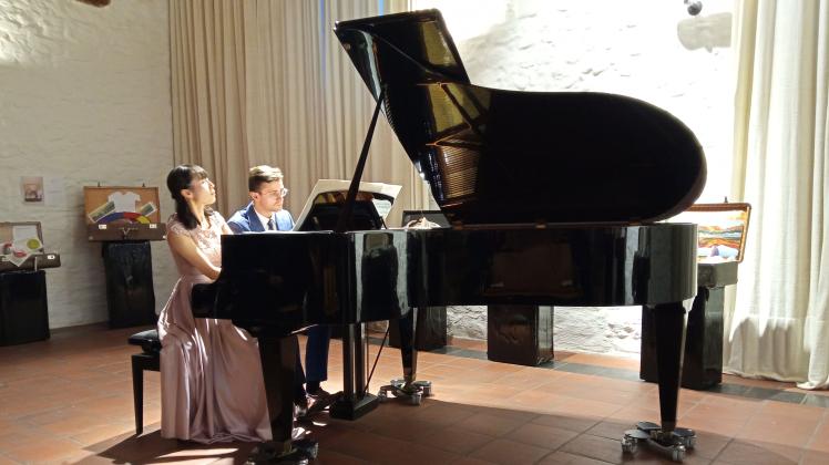 Chikako Myado und Denis Walter Olejak zeigten sich bei ihrem Konzert i- Tuchmacher-Museum als ein hochbegabtes Duo.