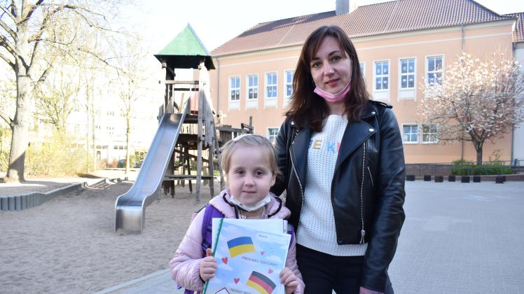Dass ihre Tochter Milena nach der Flucht aus der Ukraine in Rostocker wieder eine Schule besuchen kann, darüber ist Yulia Radschenko sehr glücklich.