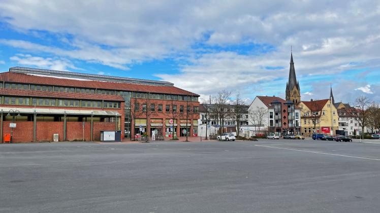 Bekommt seine neuen Markierungen: der Parkplatz hinter dem Rathaus im Oeseder Zentrum.