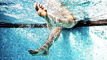 Männerfüße, Füße unter Wasser, Gymnastik unter Wasser, Wassergymnastik, Deutschland, Europa *** mens feet, feet under wa