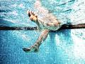 Männerfüße, Füße unter Wasser, Gymnastik unter Wasser, Wassergymnastik, Deutschland, Europa *** mens feet, feet under wa