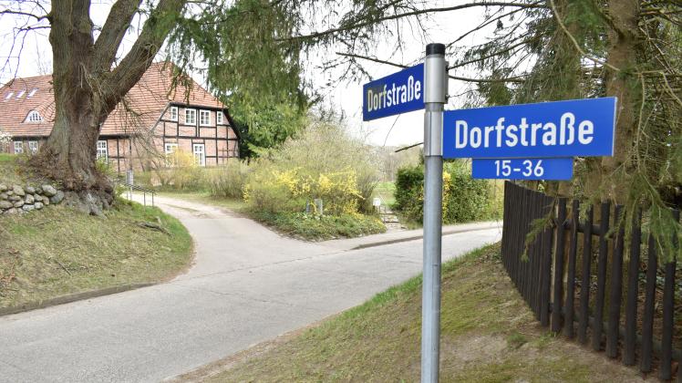 Die Umbenennung der Dorfstraßen in Kirch Rosin sorgt für viel Unmut in dem kleinen Ort.