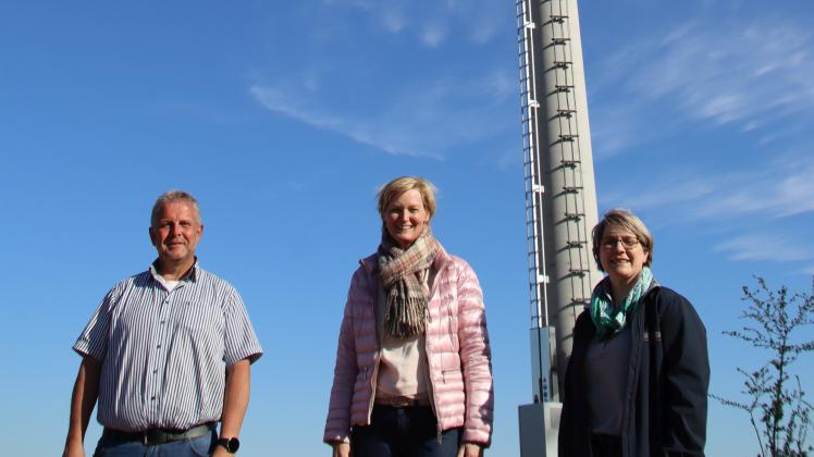Der Sendemast, den die Telekom auf einem Grundstück der Familie Leyschulte errichtet hat, ist in Betrieb. Thomas Fannasch (von links), Bürgermeisterin Annette Große-Heitmeyer und Birgit Leyschulte freuen sich, dass die Seester nicht länger im Funkloch sitzen. 