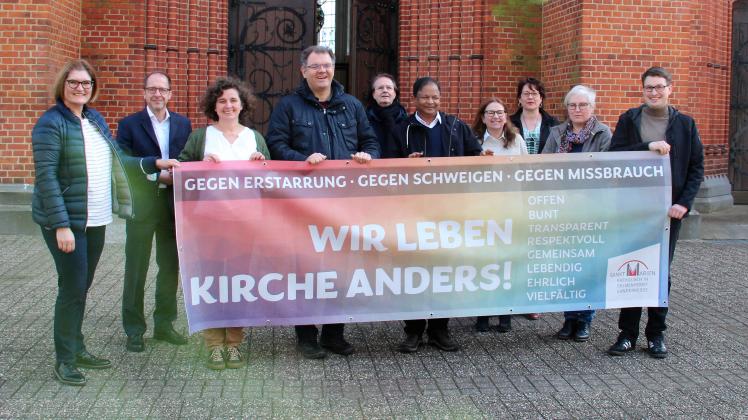 Vertreter von Seelsorgeteam, Pfarreirat und Kirchenausschuss stellen vor Ostern das Plakatmotiv vor