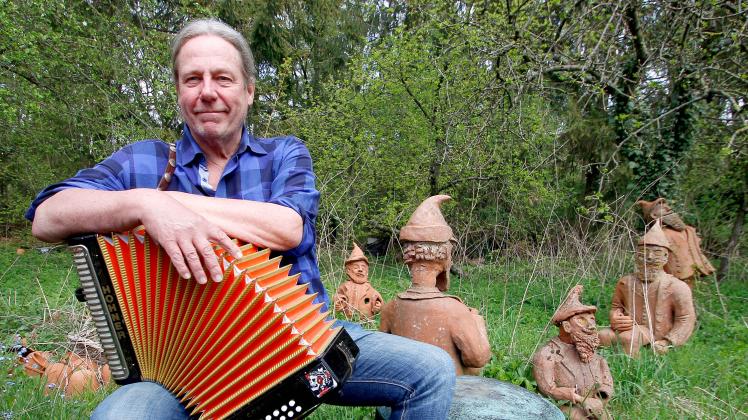 Für seine Musik und das Töpfern ist Bernd Niehenke im Osnabrücker Land bekannt. Nun legt er eine CD mit plattdeutschen Liedern vor, die als immaterielles Kulturgut gelten. 