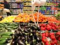 ARCHIV - Obst- und Gemüsesorten in einem Berliner Supermarkt. Foto: Wolfgang Kumm/dpa