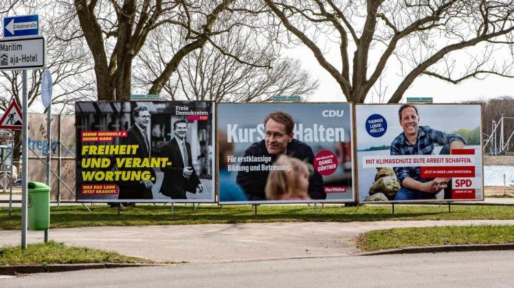 Wahlplakate zur Landtagswahl am 8. Mai 2022 in Lübeck-Travemünde.