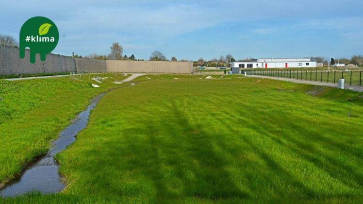 Unter dem Regenrückhaltebecken im Neubaugebiet An den Wichelkoppeln in Schleswig befindet sich ein Erdeisspeicher und diverse Erdwärmekollektoren, die das gesamt Gebiet mit Wärme und Heißwasser versorgen sollen.