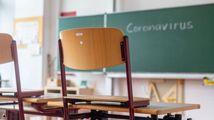 ARCHIV - «Coronavirus» steht auf einer Tafel in einem leeren Klassenzimmer. Foto: Armin Weigel/dpa/Symbolbild
