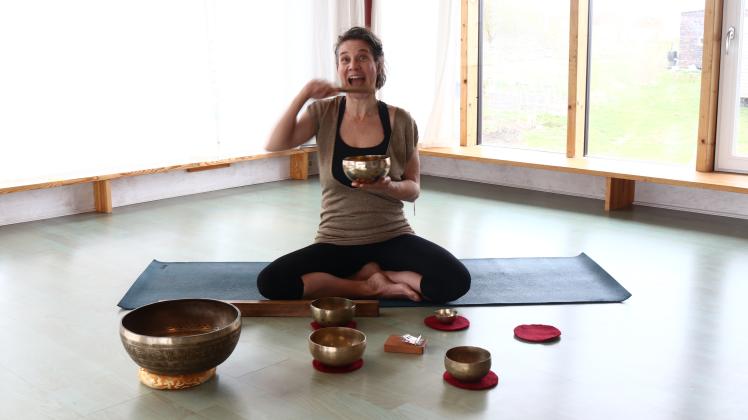 Die Yoga-Lehrerin Babette Erdmann lebt in einem kleinen Dorf bei Gadebusch und bietet im März erstmals wieder Yoga-Wochenendkurse an.