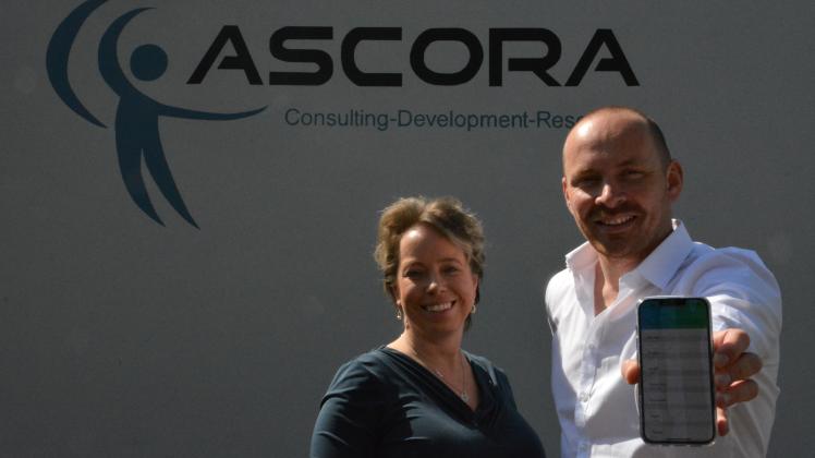 Die Pressebeauftragte der Firma Ascora Christiane Uhlir und der Geschäftsführer Henning Seedorf freuen sich auf die baldige Fertigstellung der Übersetzer-App.