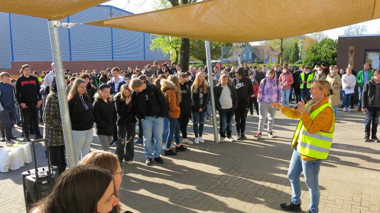 Auf dem Schulhof der Oberschule in Berge gab Schulleiterin Helena Bornhorst letzte Instruktionen, dann rückten mehr als 300 Schüler und Lehrer zum Müllsammeln aus. Auf dem Schulhof der Oberschule in Berge gab Schulleiterin Helena Bornhorst letzte Instruktionen, dann rückten mehr als 300 Schüler und Lehrer zum Müllsammeln aus.