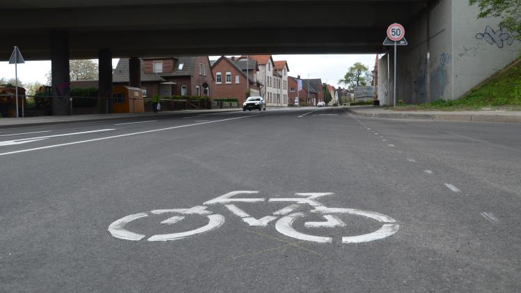 Der Schutzstreifen für Radfahrer auf der Hemker Straße ist ebenfalls markiert.