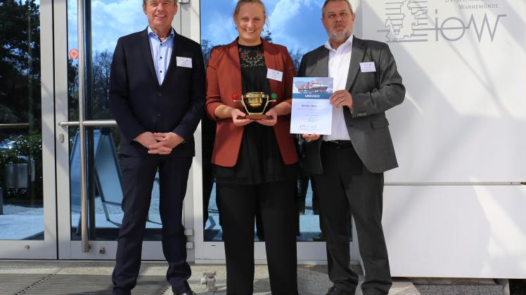 Den Briese-Briese-Preis für Ostseeforschung 2021 geht an die Meeresforscherin Katharina Bring (Mitte). Es gratulieren der Kapitän Klaus Küpers von der Briese-Reederei (l.) und der Vize-IOW-Direktor Detlef Schulz-Bull