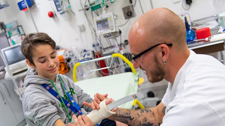 Krankenschwester können auch Jungen werden. Dann heißt der Beruf aber Krankenpfleger. KINA - Einen Tag lang Berufe ausprobieren