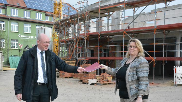 Fördermittel für den Hortneubau in Neustadt-Glewe: Bauminister Christian Pegel übergibt den Fördermittelbescheid an Bürgermeisterin Doreen Radelow.