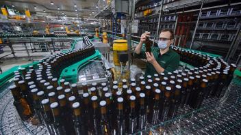 ARCHIV - Pandemiefolgen und hohe Energiekosten: Verbraucher müssen sich auf höhere Bierpreise einstellen. Foto: Bernd Thissen/dpa