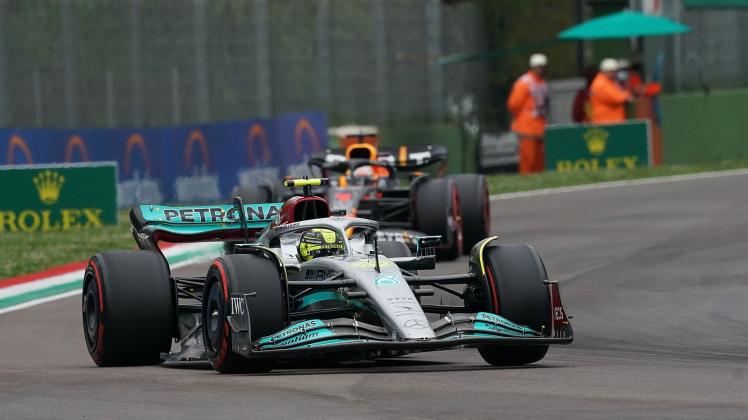 Verpasste auch in Imola die Top Ten in der Qualifikation: Lewis Hamilton. Foto: Hasan Bratic/dpa