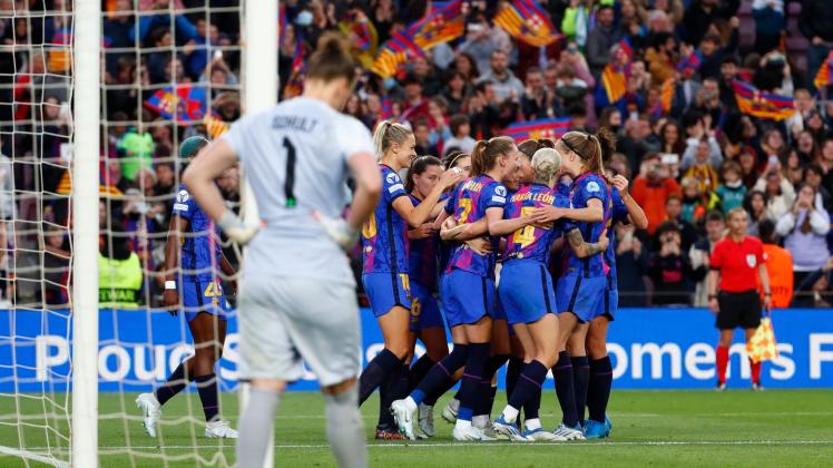 Die Spielerinnen des FC Barcelona feiern nach dem fünften Treffer. Foto: Joan Monfort/AP/dpa