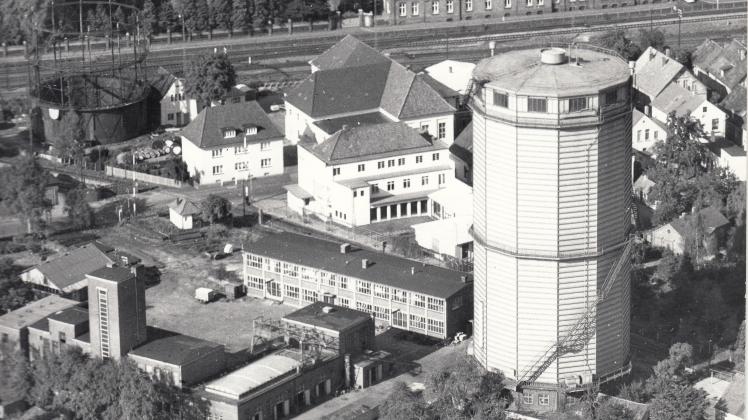 Bis 1971 prägte der Gasometer des Gaswerks, der an der Wittekindstraße emporragte, das Stadtbild. Dann hatte das Wahrzeichen ausgedient und wurde abgebrochen. Foto: dk-Archiv