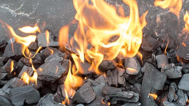 Grillkohlerückstände haben in Haren ein Feuer in einem Gartenschuppen verursacht. (Symbolfoto) Symbolfoto Grillkohle