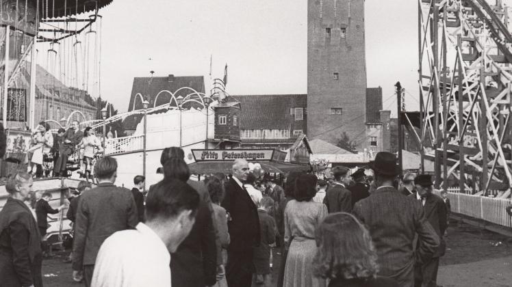 Bis zum Umzug 1952 auf die Graftwiesen fand der Kramermarkt auf dem Neuen Markt, dem heutigen Hans-Böckler-Platz, statt.
