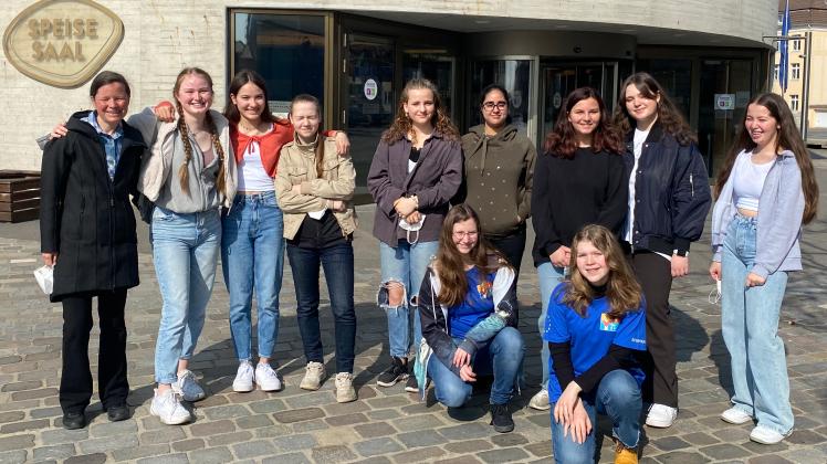 Maxe-Schülerinnen besuchten mit Lehrerin Dr. Judith Krawelitzki (li.) das Auswandererhaus in Bremerhaven.