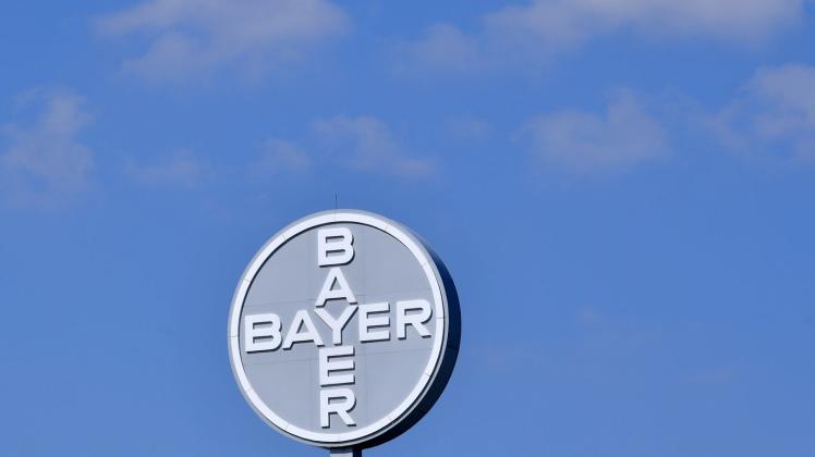 ARCHIV - Blick auf das Logo an einem Werk der Bayer AG. Foto: Hendrik Schmidt/dpa-Zentralbild/dpa/Symbolbild
