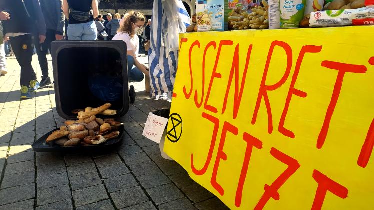 Auf dem Nikolaiort in Osnabrück haben Aktivisten der Umweltschutz-Gruppe Extinction Rebellion Lebensmittel verschenkt, die sie zuvor aus dem Müll von Supermärkten geholt haben. Mit ihrer Aktion wendeten sie sich gegen die Verschwendung von Essen.