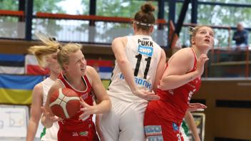 Basketball, Bundesliga, Frauen, Playoffs, Spiel um Platz drei, Rückspiel, Rutronik Stars Keltern - Girolive-Panthers Osnabrück, Emma Eichmeyer (am Ball) und Samantha Fuehring (in Rot, rechts)