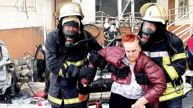 This handout picture taken and released by the State Emergency Service of Ukraine on April 23, 2022, shows rescuers carrying a woman out of a damaged building in Odessa, southern Ukraine, on April 23, 2022, after a reported missile strike. - A Russian strike killed at least five people, including a baby, and wounded 18 others in Ukraine&apos;s Black Sea city of Odessa on April 23, 2022, authorities in Kyiv said, warning the toll would likely rise. (Photo by Handout / State Emergency Service of Ukraine / AFP) / RESTRICTED TO EDITORIAL USE - MANDATORY CREDIT "AFP PHOTO / State Emergency Service of Ukraine" - NO MARKETING - NO ADVERTISING CAMPAIGNS - DISTRIBUTED AS A SERVICE TO CLIENTS
