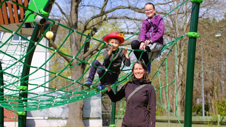 Doreen Hendler und ihre beiden Kinder Kiran und Sonea sind extra aus der Stadt angereist, um am Sonntag mit dabei zu sein. Hendler war für das Amt für Stadtgrün für die Umsetzung des neuen Spielplatzes verantwortlich.