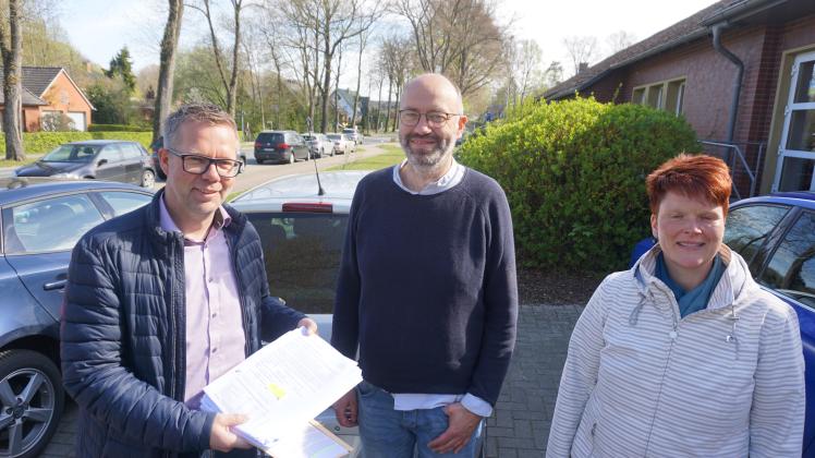 Normalerweise sind die Rückläuferquoten bei Umfragen eher gering. In Bippen war das anders. Von den 93 Familien, die Kinder zur Maiburg-Grundschule schicken, nutzten 83 die Gelegenheit, Hinweise zur Schulwegsicherheit zu geben. Darüber freuten sich Samtgemeindebürgermeister Matthias Wübbel (links), Schulleiter Frank Kemper und Ulrike Tolle vom Elternrat (rechts). Normalerweise sind die Rückläuferquoten bei Umfragen eher gering. In Bippen war das anders. Von den 93 Familien, die Kinder zur Maiburg-Grundschule schicken, nutzten 83 die Gelegenheit, Hinweise zur Schulwegsicherheit zu geben. Darüber freuten sich Samtgemeindebürgermeister Matthias Wübbel (links), Schulleiter Frank Kemper und Ulrike Tolle vom Elternrat (rechts).