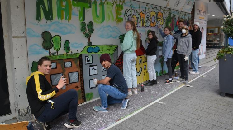 Am Wochenende haben alle mit angepackt, um die Fassade des Hertie-Gebäudes kreativ zu gestalten (von links): Denislav, Ahmad, Lilli, Melis, Emely, der Workshop-Leiter Renke Hams, Hauke und der Praktikant der Jugendkunstschule Alexander.