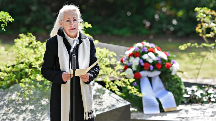 Bei der Gedenkveranstaltung am Bombenopferfeld auf dem Neuen Friedhof, erinnerte Bürgerschaftspräsidentin Regine Lück (Linke) an die Opfer des zweiten Weltkrieges und an die Opfer heutiger Kriege.