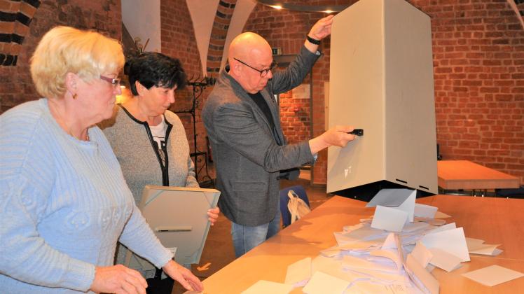 Auszählung der Stimmen im Wahllokal im Rathauskeller