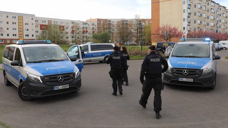 Nach einer Messerattacke eines 13-Jährigen in Rostock-Toitenwinkel kam ein 13-jähriges Mädchen am Sonntag schwer verletzt ins Krankenhaus. 