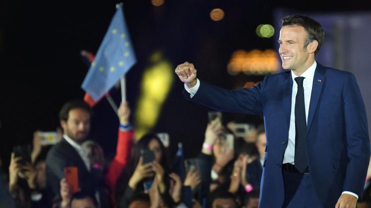 French President and La Republique en Marche (LREM) party candidate for re-election Emmanuel Macron celebrates after his victory in France&apos;s presidential election, at the Champ de Mars in Paris, on April 24, 2022. (Photo by bERTRAND GUAY / AFP)