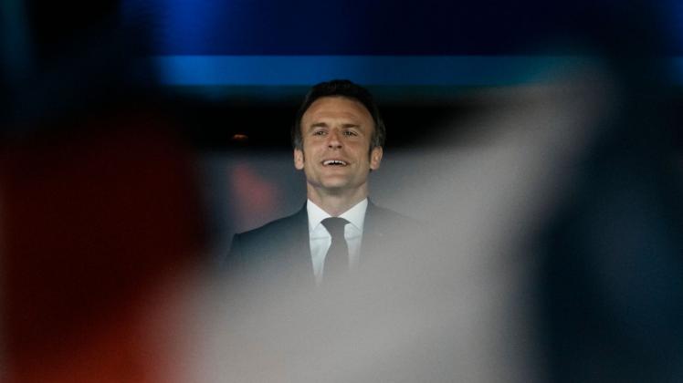 Emmanuel Macron ist nach vorläufigem Ergebnis mit 57,4 Prozent der Stimmen wiedergewählt worden. Foto: Thibault Camus/AP/dpa