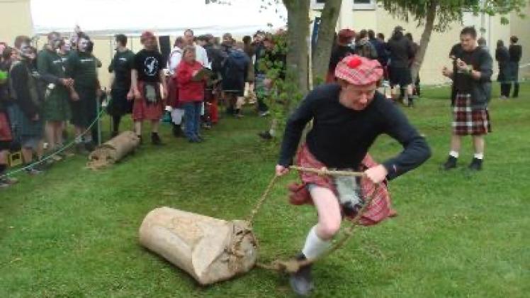Auch das „Baumstammziehen“ gehört zu den Aufgaben bei den 1. Highland Games Kettenkamp.