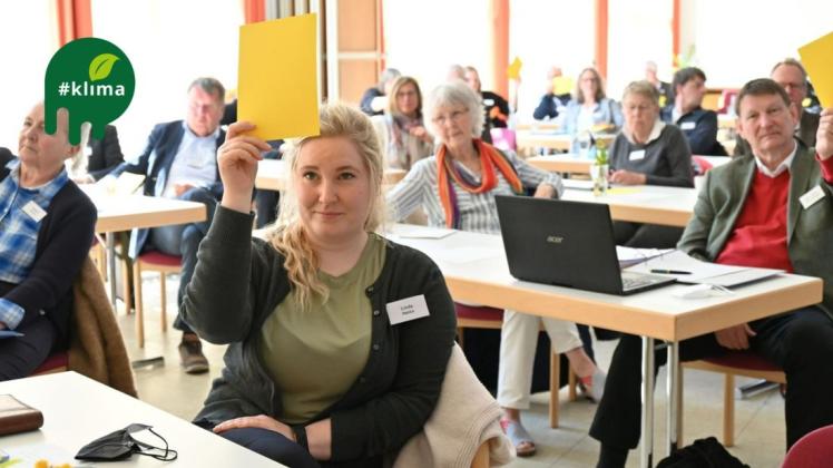Linda Heiss, die Vorsitzende des Ausschusses „Bewahrung der Schöpfung“, stimmt für das Klimaschutz-Paket der Synode in Flensburg.